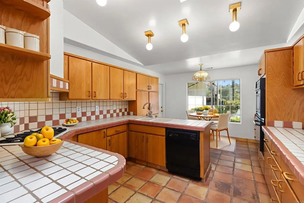 https://cdn.realtyfeed.com/cdn/127/306562509/7eccab93049610b7dd8761c67401a43f.webp