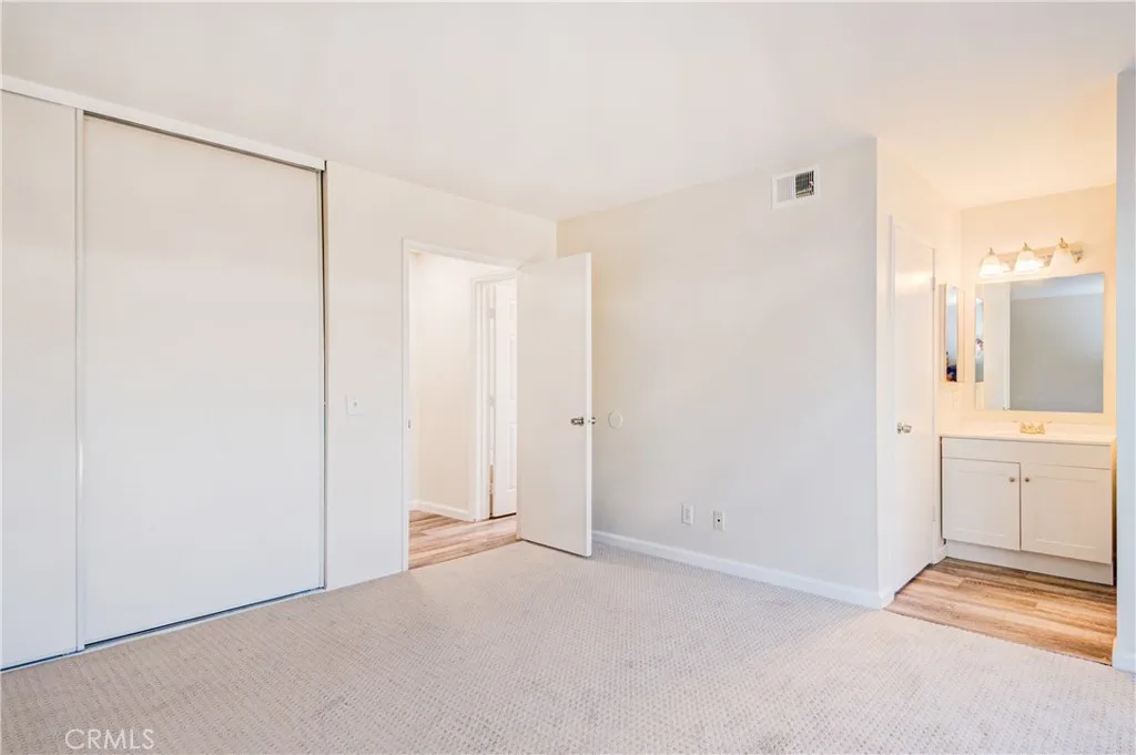 https://cdn.realtyfeed.com/cdn/127/306562586/bb8f6322687cb110cf7f47f654643664.webp