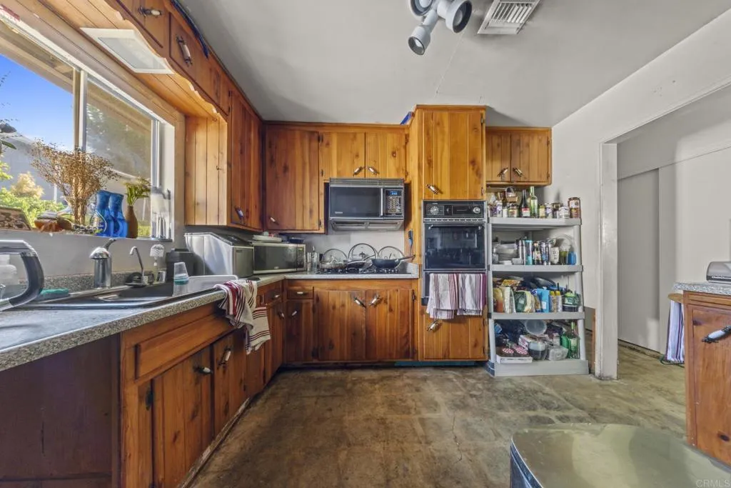 https://cdn.realtyfeed.com/cdn/127/306562588/ca67e953da67169c31fb28f41e90aa77.webp