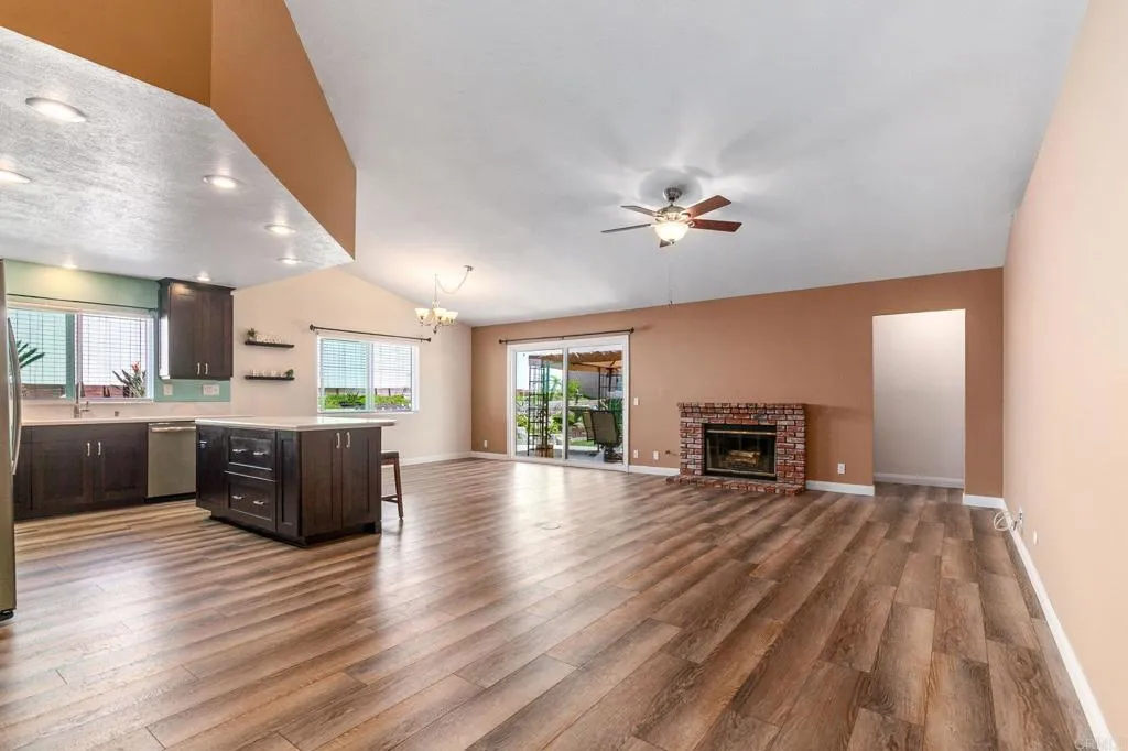 https://cdn.realtyfeed.com/cdn/127/306562627/fc2bb1ee568bb5407e361098ca7239c0.webp