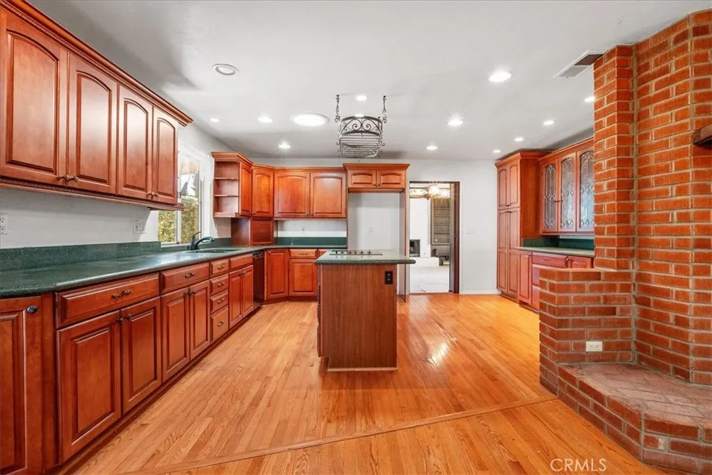 https://cdn.realtyfeed.com/cdn/127/306562773/2d18d736f65e0a1c9b2b123d01d9c722.webp