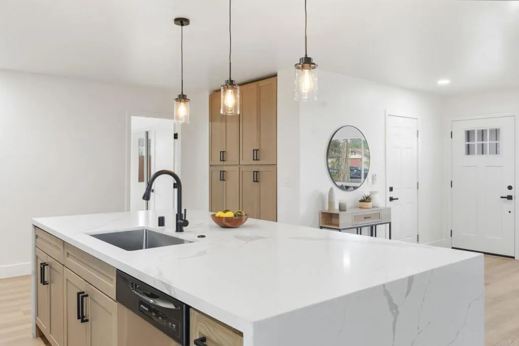 https://cdn.realtyfeed.com/cdn/127/306562790/59ac1e6abeece42d6557e04303d22946.webp