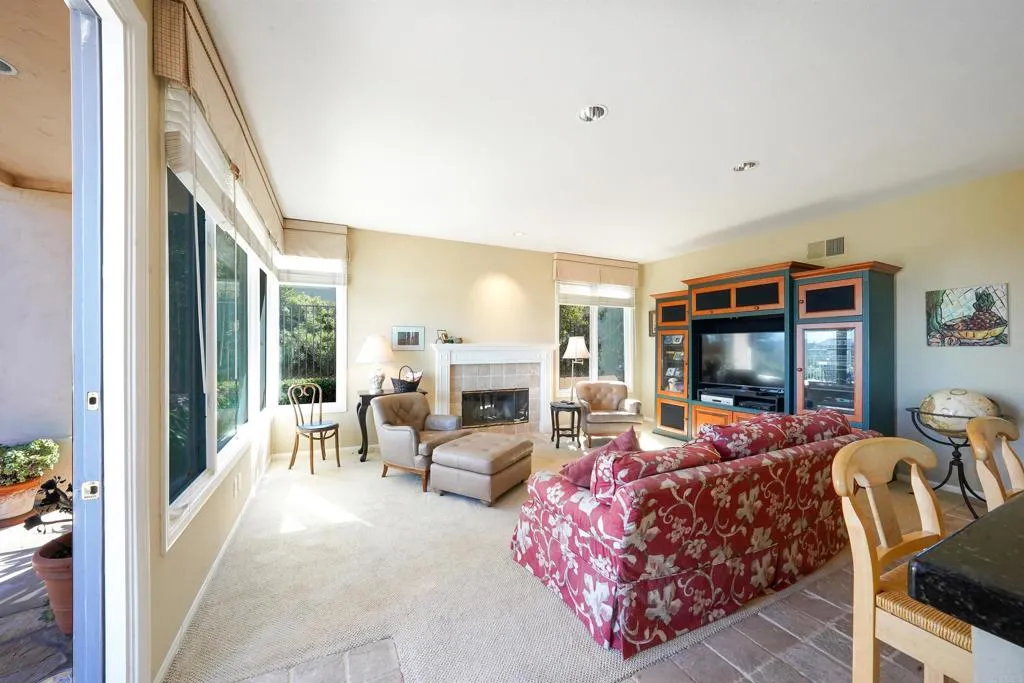 https://cdn.realtyfeed.com/cdn/127/306563004/12ccc95bcdb09f587521185e36b735df.webp