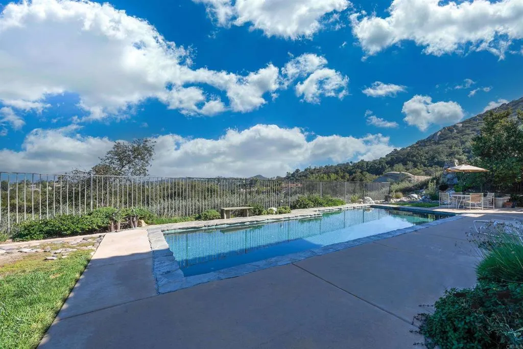 https://cdn.realtyfeed.com/cdn/127/306563004/8ddf32ab0982aa3f62a40468e19278eb.webp