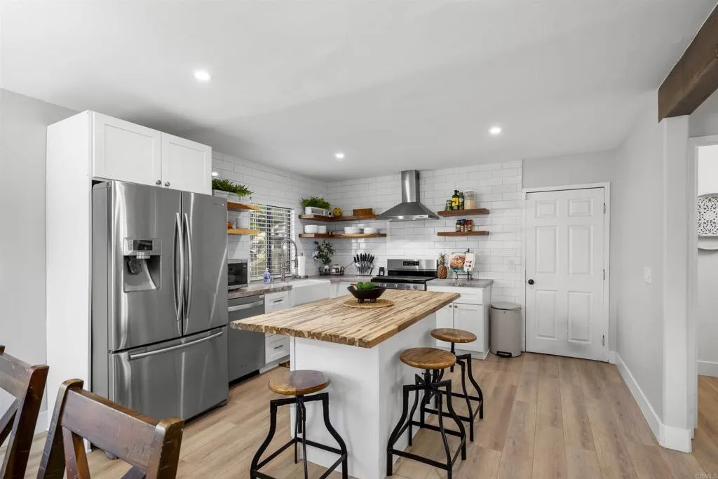https://cdn.realtyfeed.com/cdn/127/306563103/252893ba83ef48bc1d38117e045bc057.webp