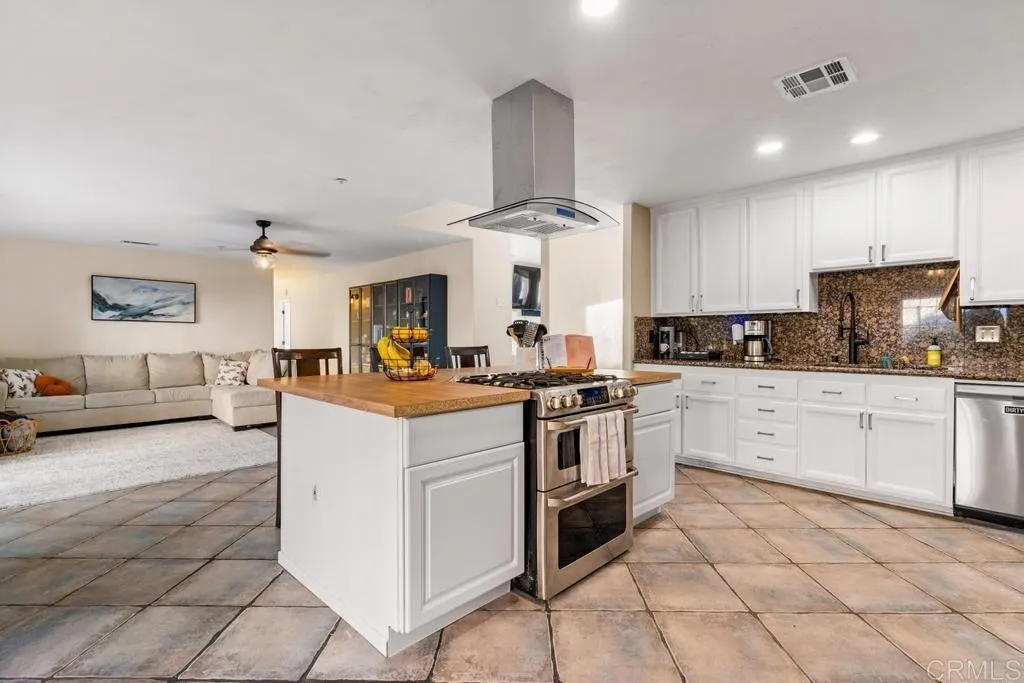 https://cdn.realtyfeed.com/cdn/127/306563582/932a7a6e4d0fa342892353f5c7b51eea.webp