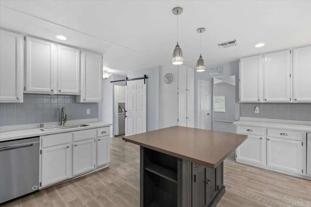 https://cdn.realtyfeed.com/cdn/127/306563703/58bc864a5dde517eea24d675324e32b3.webp