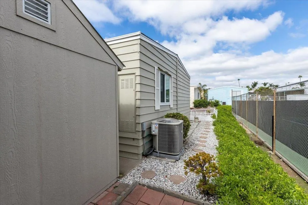 https://cdn.realtyfeed.com/cdn/127/306563703/e391f7221831bdaeb97564eb5c183a0d.webp