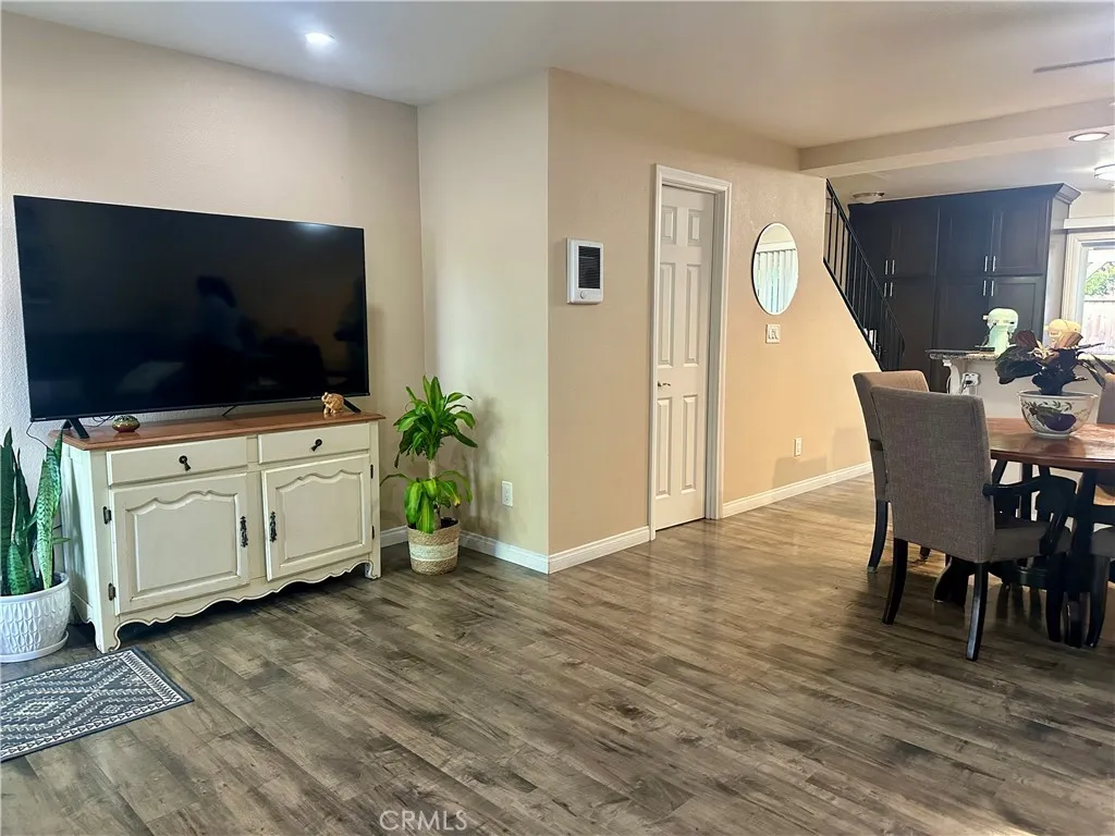 https://cdn.realtyfeed.com/cdn/127/306563811/90fe6fc98fe55f7b55312ce6365ffdc6.webp