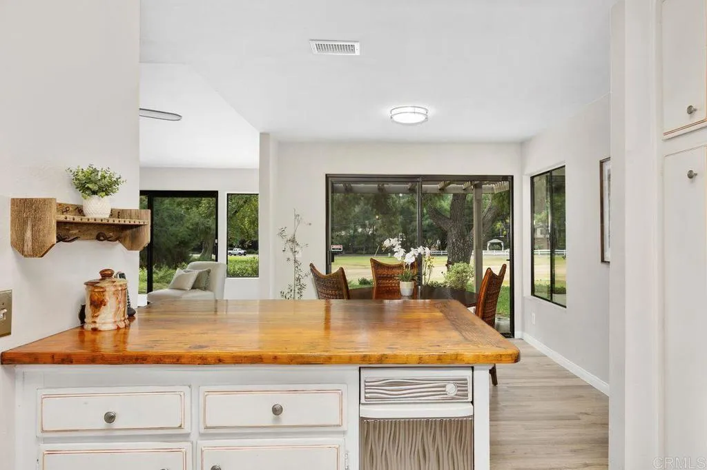 https://cdn.realtyfeed.com/cdn/127/306563887/77bbb415f094bb18a3b4245681be8974.webp