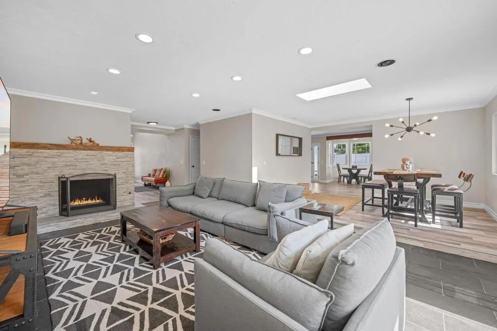 https://cdn.realtyfeed.com/cdn/127/306564959/ea17bd8f7a2f7608919db7c59ee9a606.webp