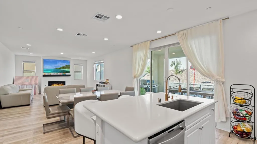 https://cdn.realtyfeed.com/cdn/127/306564994/cf66a8bb7f3f3bddb9906b34c86d45c7.webp