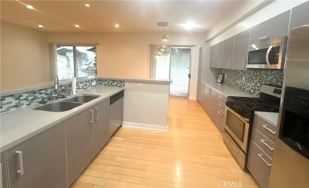 Los Angeles, CA 90019