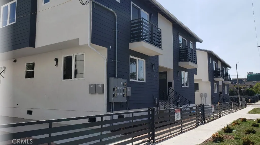 Los Angeles, CA 90004