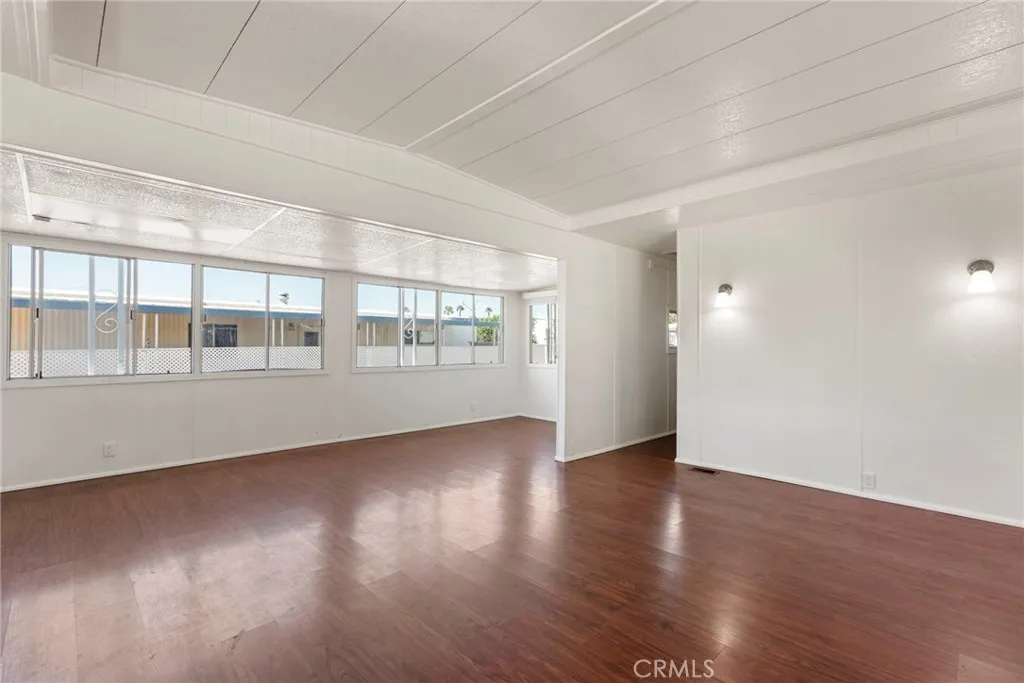 https://cdn.realtyfeed.com/cdn/127/306565807/fdb8bea9277c200dbf267055c19282b9.webp