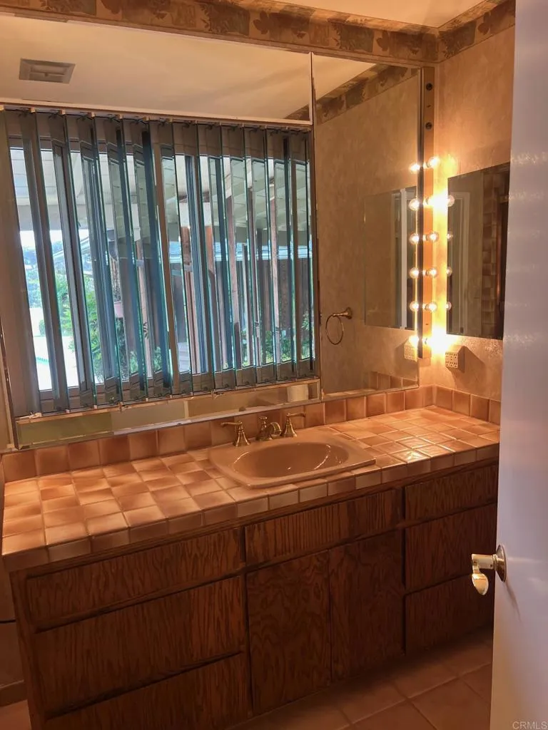 https://cdn.realtyfeed.com/cdn/127/306566045/e4e157c8274d463fbfe7cc34e02928af.webp