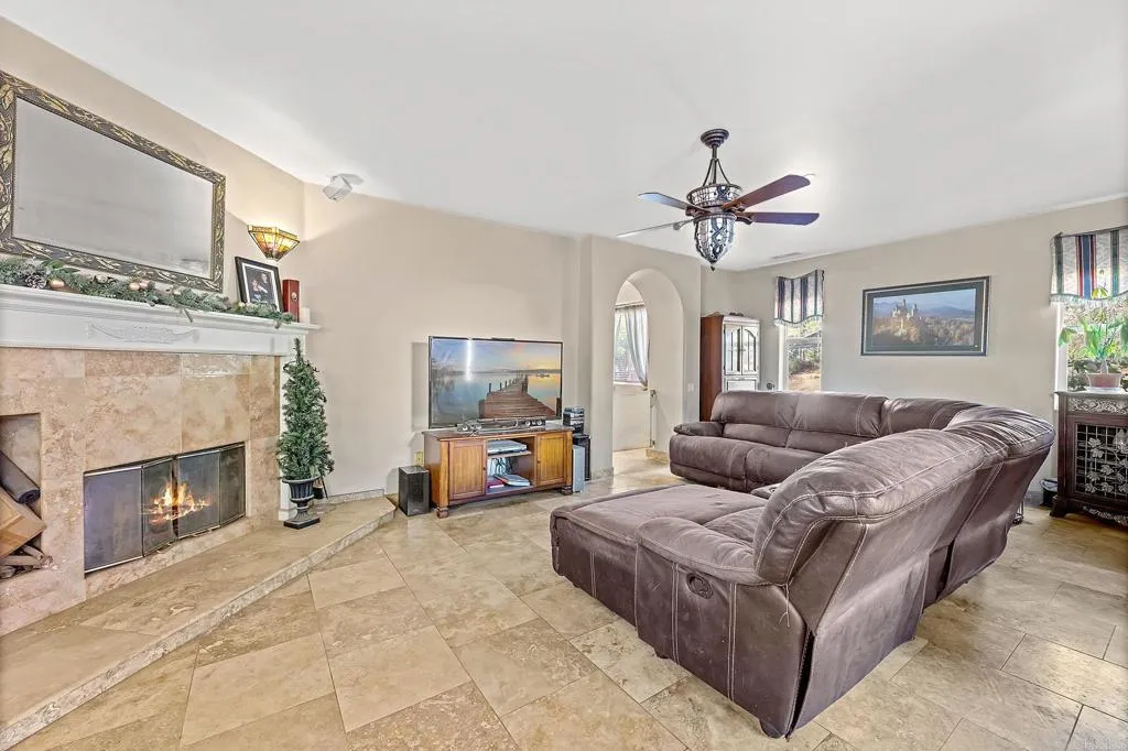 https://cdn.realtyfeed.com/cdn/127/306566046/b4336903842722f327f70404ffe45a61.webp