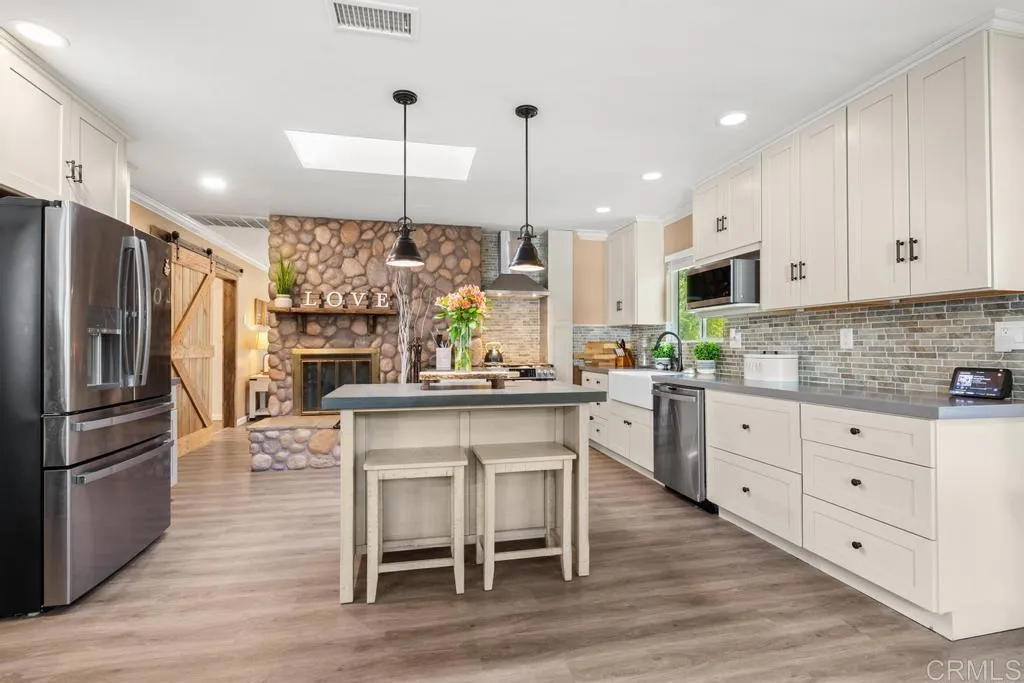 https://cdn.realtyfeed.com/cdn/127/306566332/fa0ff4cbc327a11f4af12e418518bbe7.webp