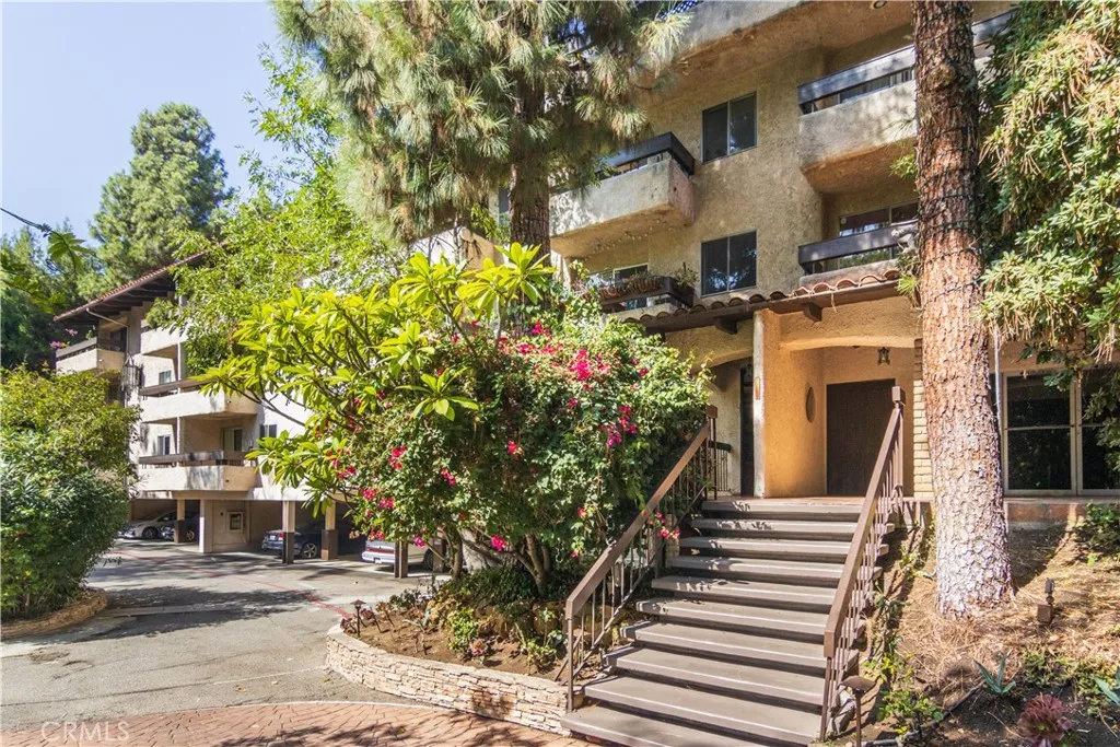 Los Angeles, CA 90068