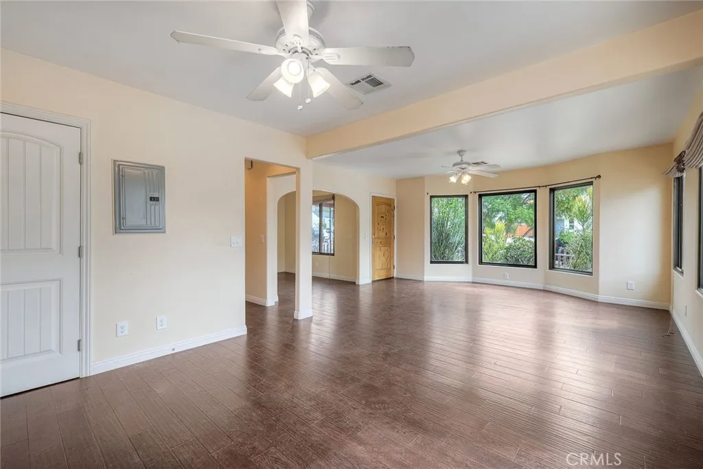 https://cdn.realtyfeed.com/cdn/127/306566528/e909f7cc04471fcab5339aad695b83a8.webp