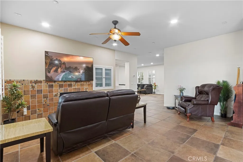 https://cdn.realtyfeed.com/cdn/127/306566820/c49426fb3a8432d0703642bd741ab805.webp