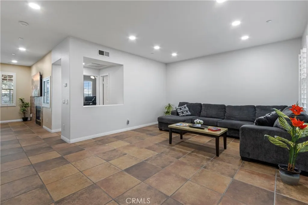 https://cdn.realtyfeed.com/cdn/127/306566820/fe63d77f78f156b7b18ed495ed51068f.webp