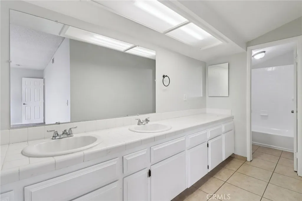 https://cdn.realtyfeed.com/cdn/127/306567132/6592136ea29b4bfa39d0e1ebeda43e36.webp