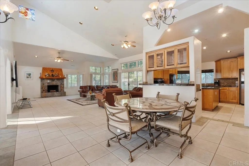 https://cdn.realtyfeed.com/cdn/127/306567191/f842eabdca04bf933df7cb8c2c62ff15.webp