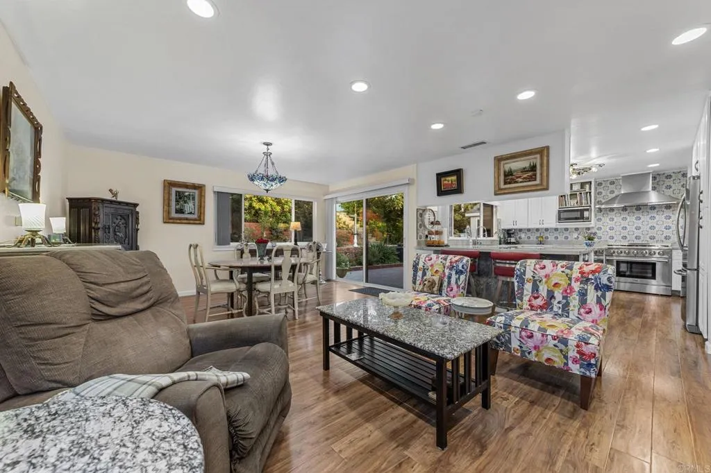 https://cdn.realtyfeed.com/cdn/127/306567355/e36f28848d1a29b6ecac044241dd024b.webp