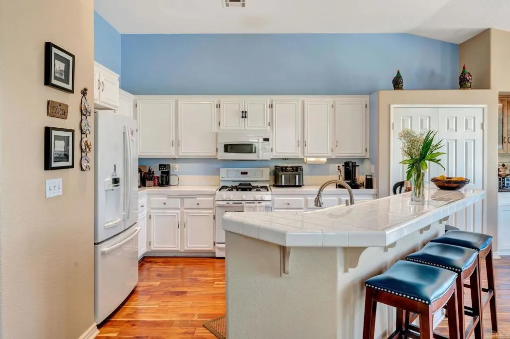 https://cdn.realtyfeed.com/cdn/127/306567559/6413e552cc9325a17afcffc940837e66.webp