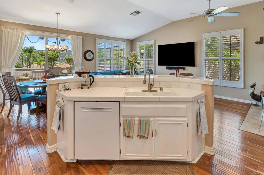 https://cdn.realtyfeed.com/cdn/127/306567559/9b635922b976735455bdc83aa0ab8283.webp