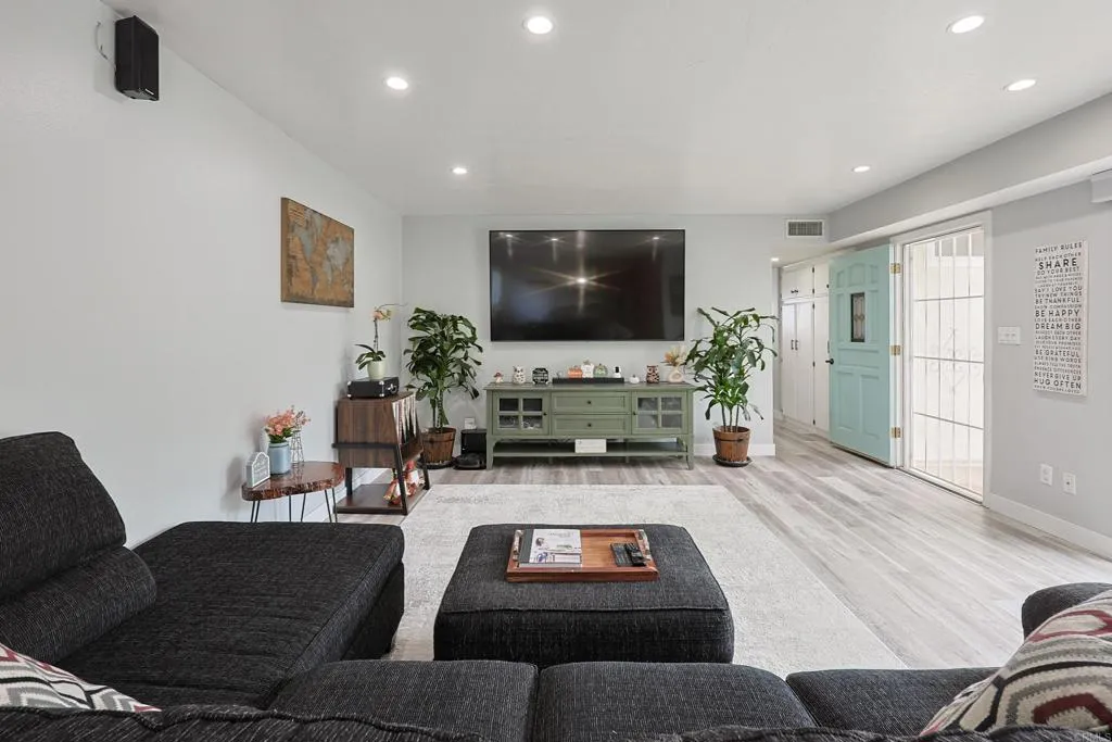 https://cdn.realtyfeed.com/cdn/127/306567742/ffc31d5e0d23d82b594f1f08ad90e143.webp