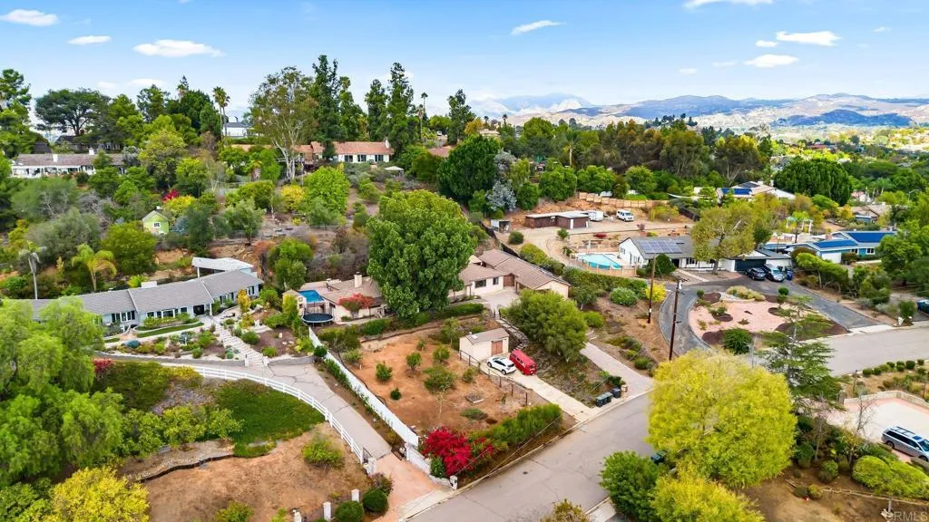 https://cdn.realtyfeed.com/cdn/127/306567905/702c7a7dc6ee380d34b897f204e1270c.webp