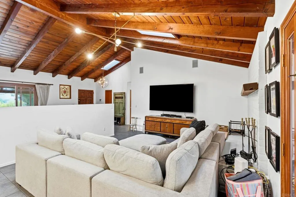 https://cdn.realtyfeed.com/cdn/127/306567905/daa25f1ba9d60795445d244cbf92ddd5.webp