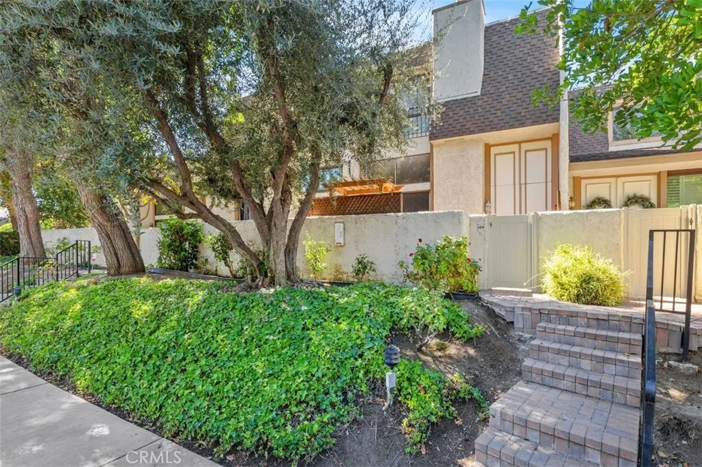 6225 Shoup Avenue Unit 109, Woodland Hills, CA 91367 - Main photo, Woodland Hills, CA
