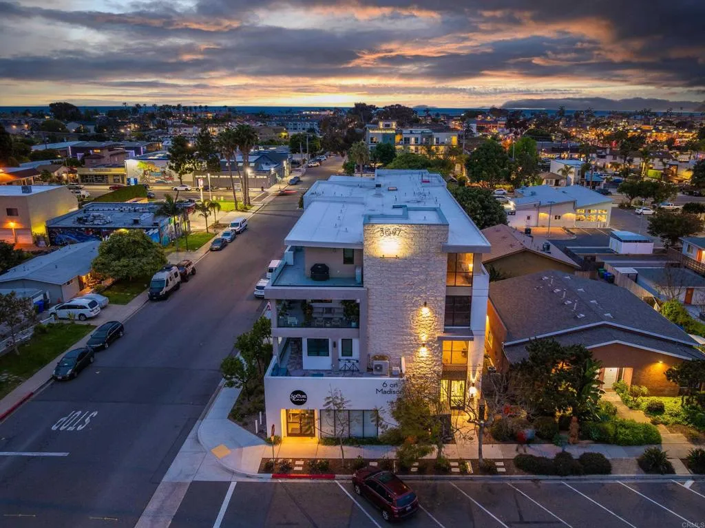 https://cdn.realtyfeed.com/cdn/127/306568351/2c2c1c37bbdc4f1ec65936b595fcc532.webp