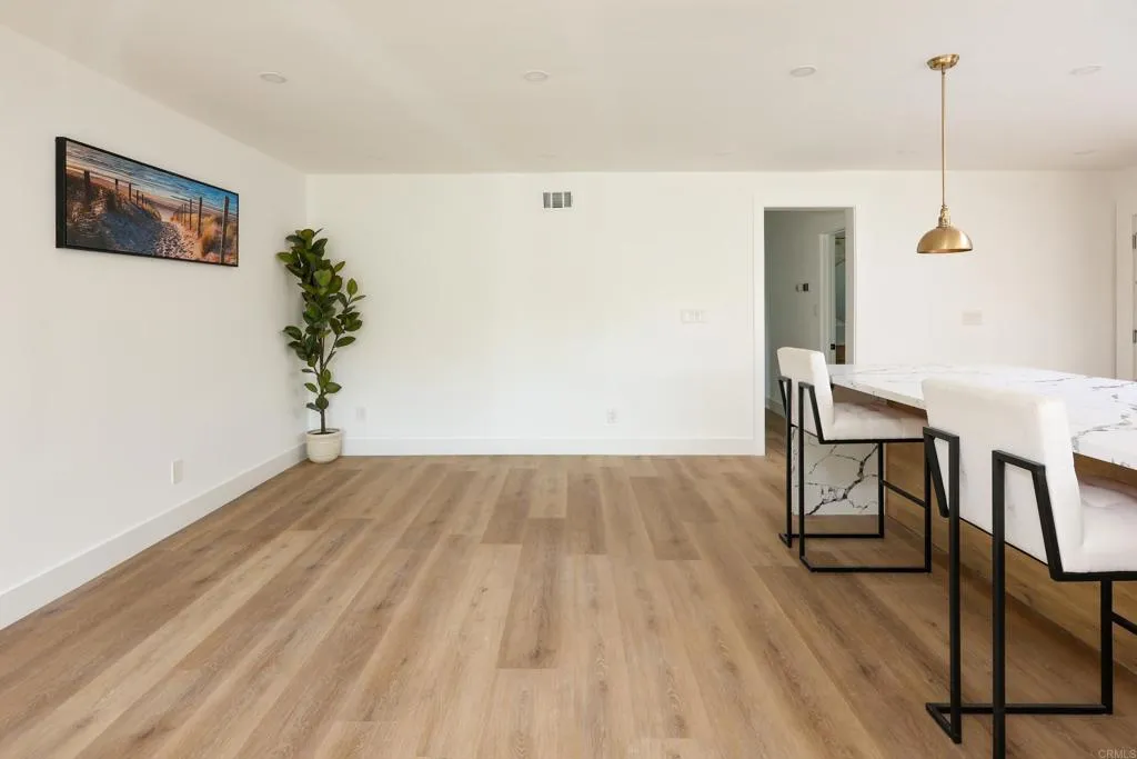 https://cdn.realtyfeed.com/cdn/127/306568478/61cda1f245ff4cf067227defe60bf04d.webp
