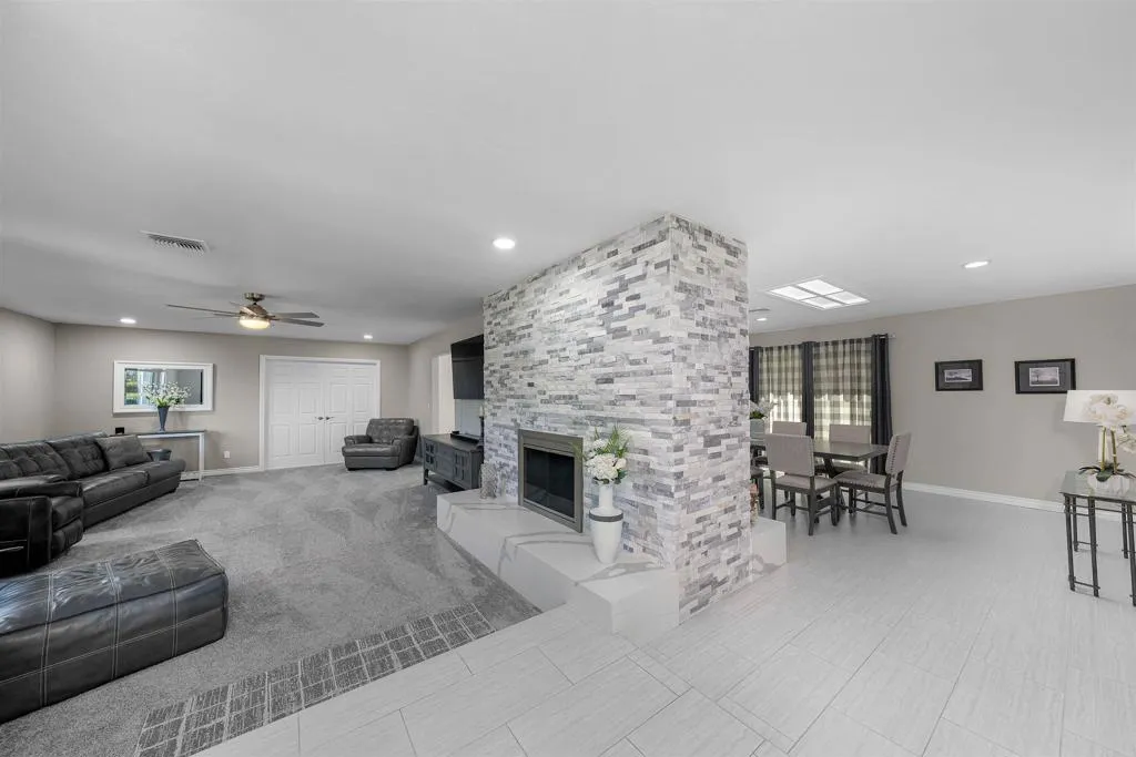 https://cdn.realtyfeed.com/cdn/127/306568591/f14cfa7ba6673dda91f16f5ea12eea25.webp