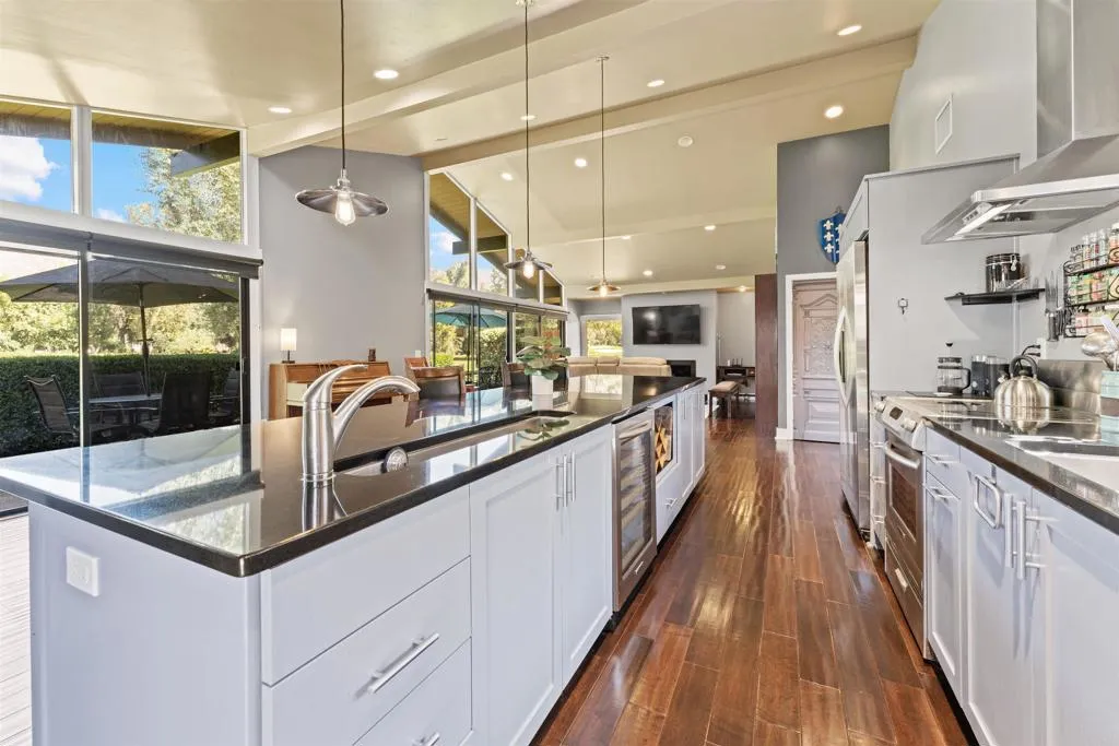 https://cdn.realtyfeed.com/cdn/127/306568969/f5c4417f1f66e4b942b76a922fd19b91.webp