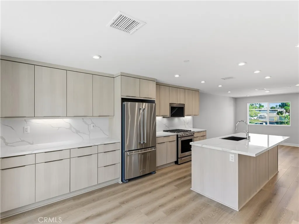 https://cdn.realtyfeed.com/cdn/127/306568979/cc80cf9b51c359fef892351446c9d582.webp