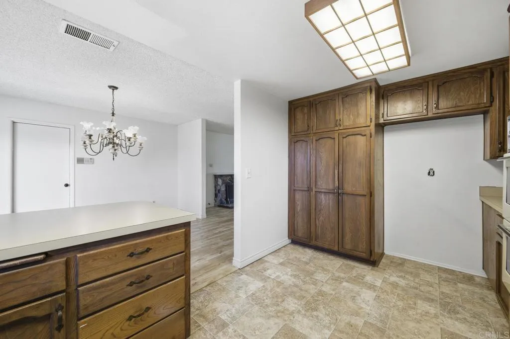 https://cdn.realtyfeed.com/cdn/127/306569236/9f111df7df492265e794d822aeaba0e5.webp