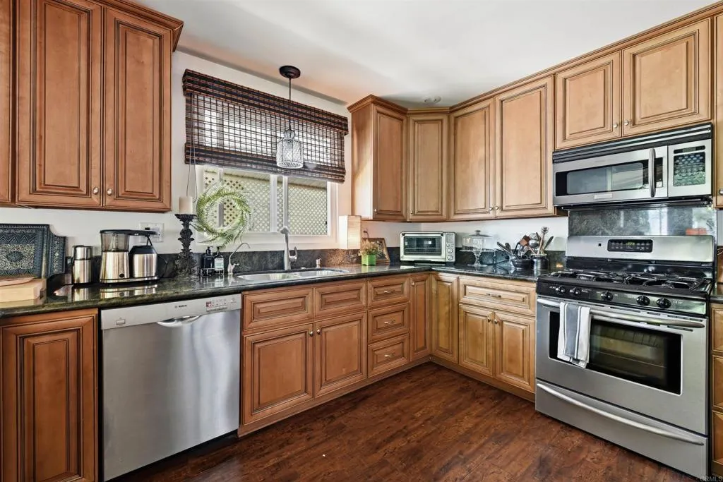 https://cdn.realtyfeed.com/cdn/127/306569351/1000f0ef65c78c3d56eb973d68f6ac83.webp
