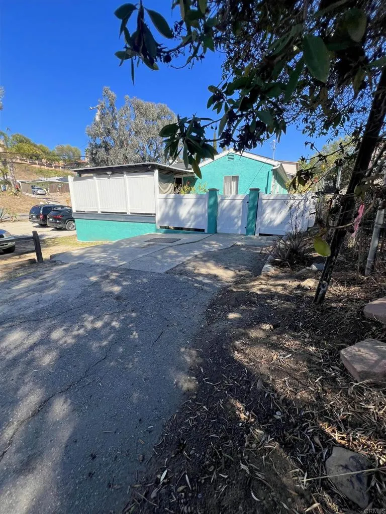 https://cdn.realtyfeed.com/cdn/127/306569533/04a4171afca1d15d648904dfac4159b1.webp