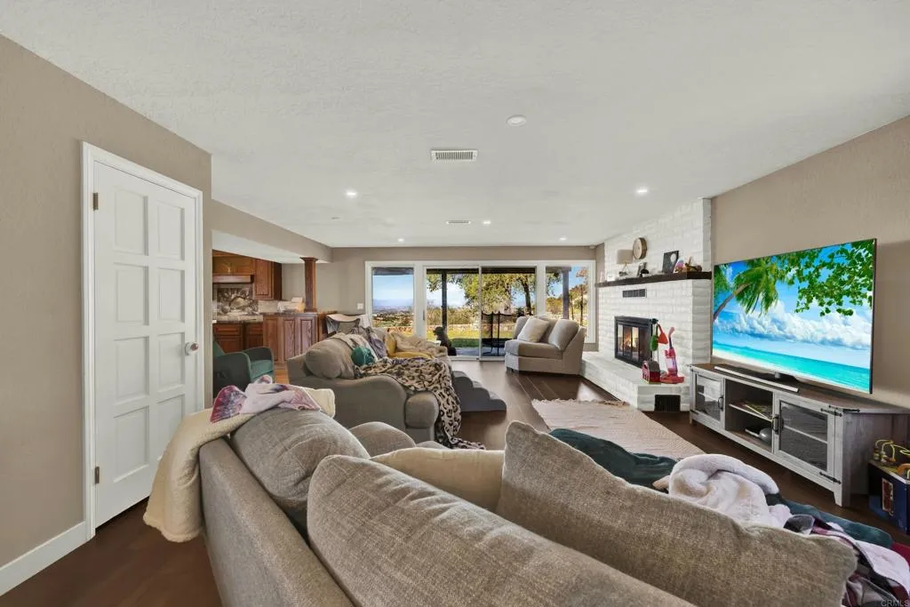 https://cdn.realtyfeed.com/cdn/127/306570458/d5f52c4aa75844943a433c01c2581d96.webp
