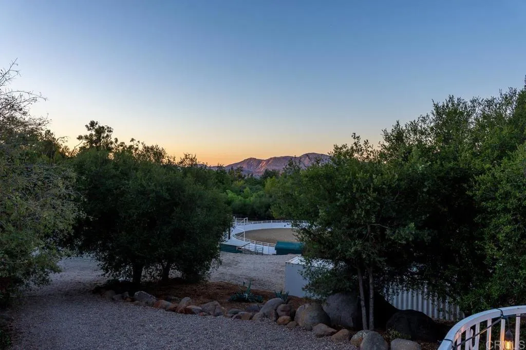 https://cdn.realtyfeed.com/cdn/127/306570591/2530888aa99bffb5231d99f7398c86b0.webp