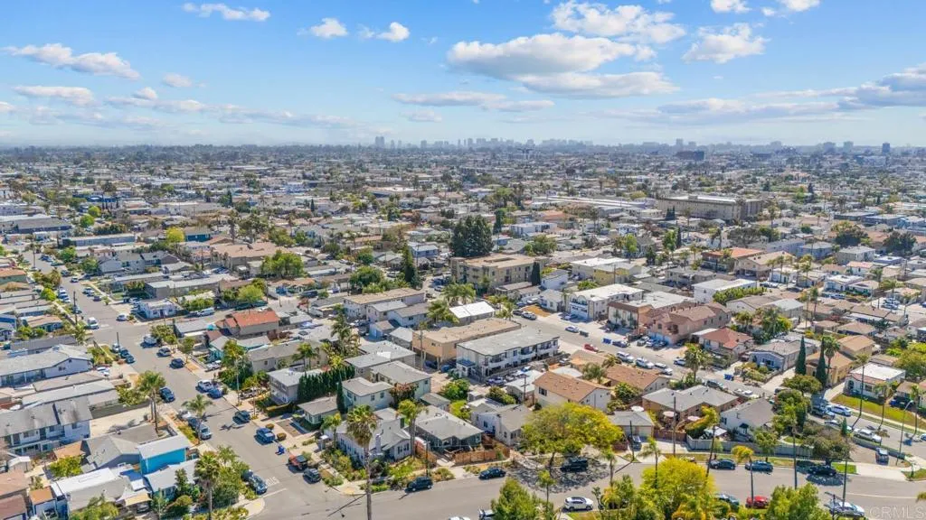 https://cdn.realtyfeed.com/cdn/127/306571719/f6c06f7cbd4a251755f7cb318b896a33.webp