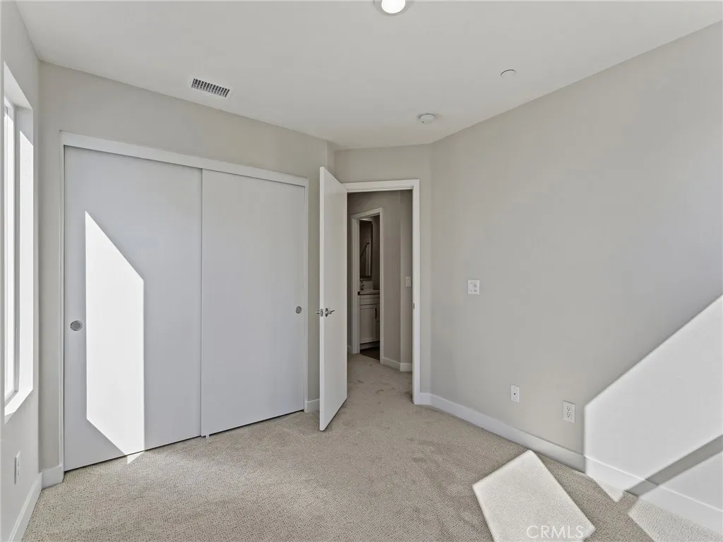 https://cdn.realtyfeed.com/cdn/127/306571871/fa7084564cd7f4623a3d907478d84a12.webp