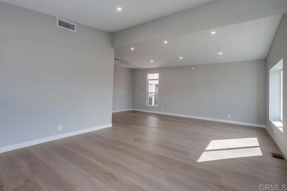 https://cdn.realtyfeed.com/cdn/127/306572306/e60f36e9da1a9e1b9a45223964fcee56.webp