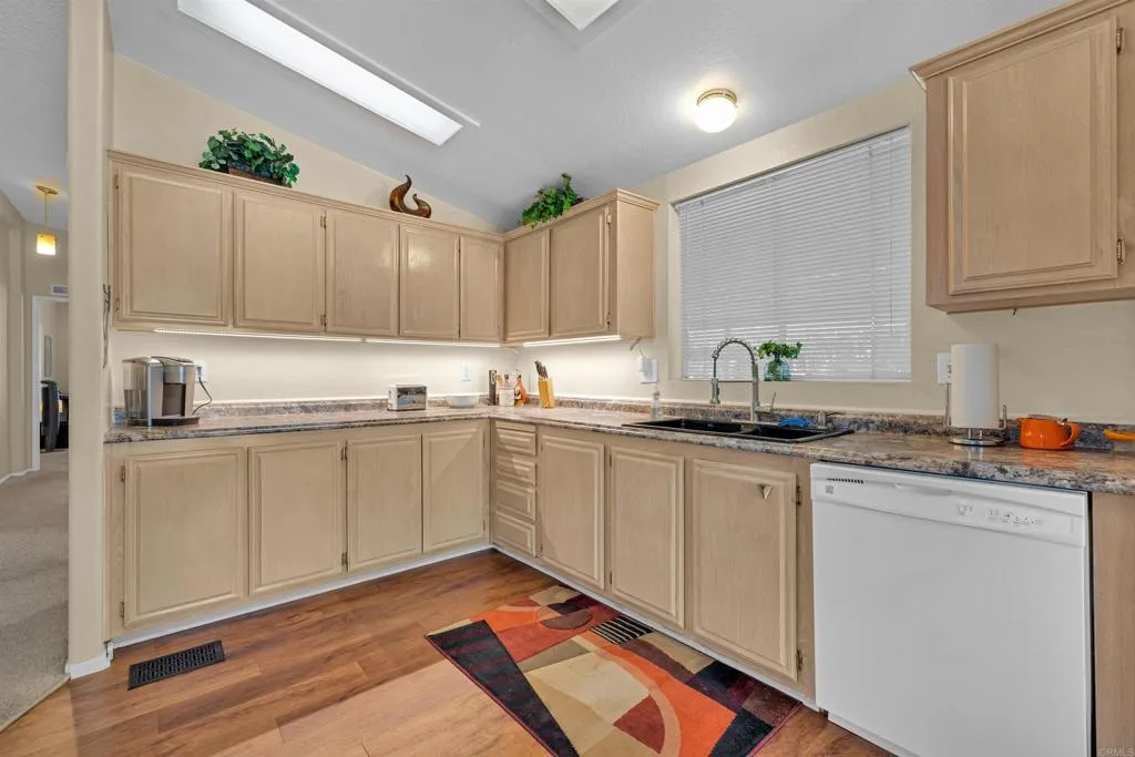 https://cdn.realtyfeed.com/cdn/127/306572743/c2f9f98c09081a69ac8518b5da4a582c.webp