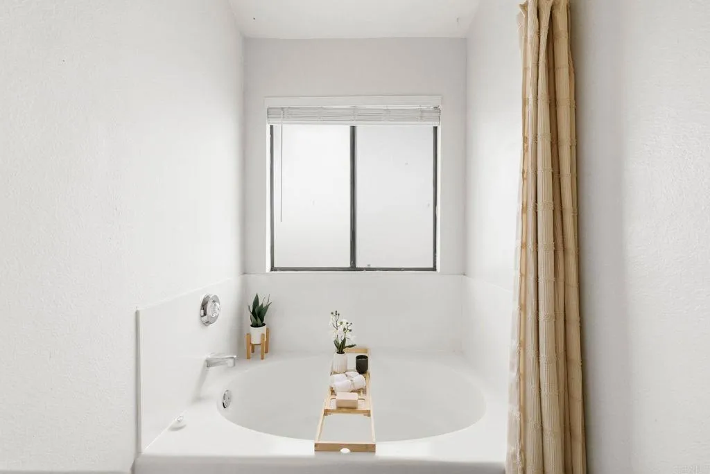https://cdn.realtyfeed.com/cdn/127/306572755/b85e02fdfff54b7b7ba1d50cc24e1068.webp